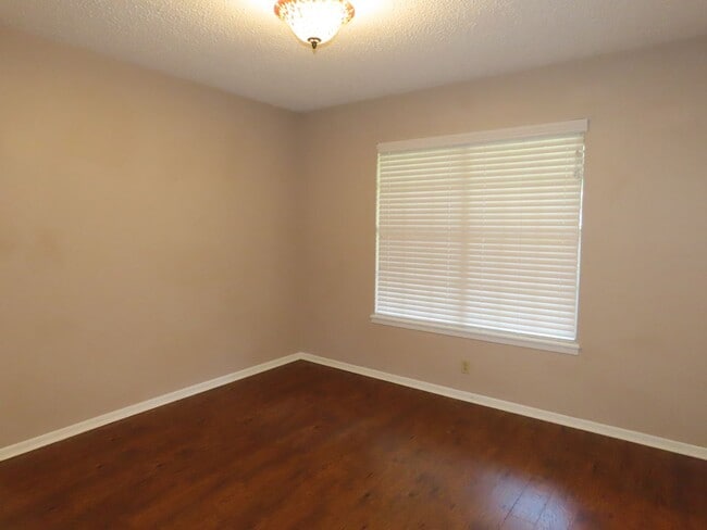 Building Photo - Gorgeous 3 Bedroom Home w/Workshop in Tyler!