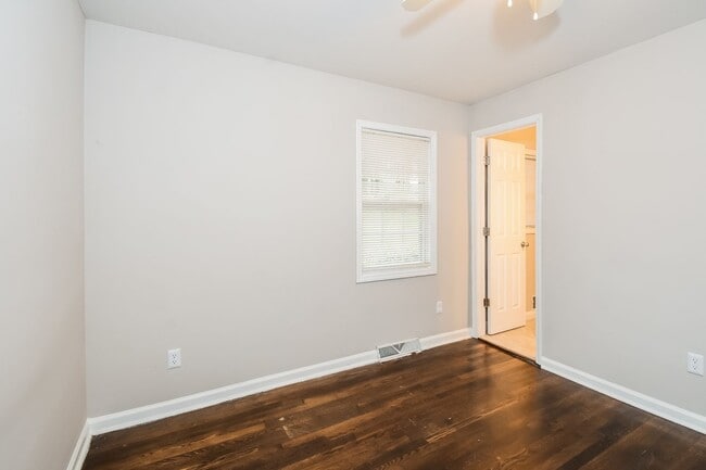 Building Photo - Gorgeous 3BR Home with Covered Parking in Prime Kennesaw Location