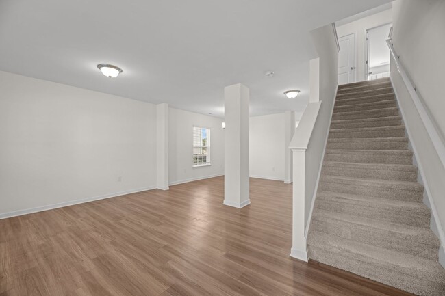 Building Photo - Lake View Four Bedroom 2.5 Bath Home
