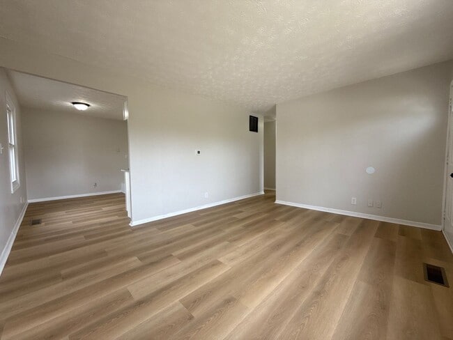 Building Photo - Beautifully Updated 3BR Home w/ Fenced Yard & 2-Car Garage