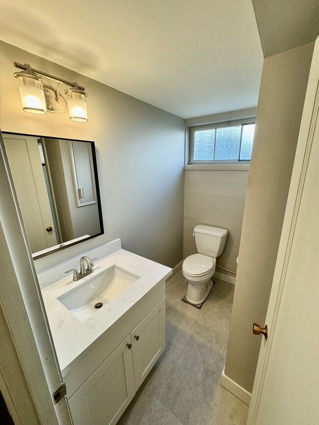 Building Photo - Large Mid-Century Charmer in Sunset Hill!