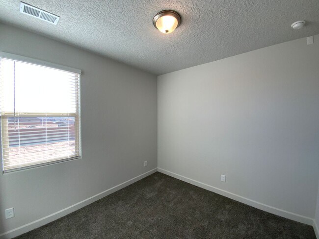 Building Photo - 3 Bedroom Single Story New Build in Lomas Encantadas in Rio Rancho!