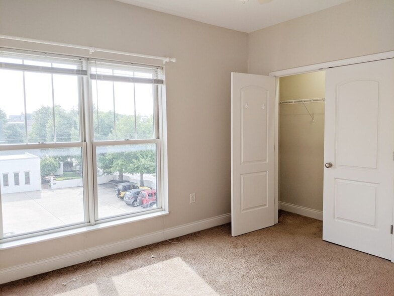 Building Photo - Sixth &amp; Washington