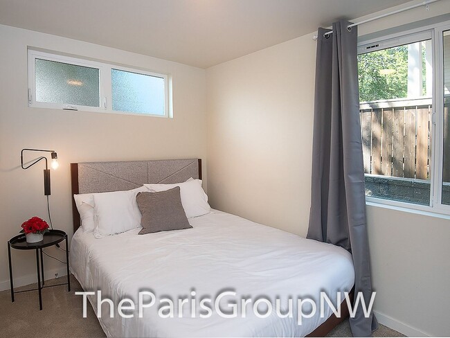 Building Photo - Modern Madrona 3BR TH * A/C!!* Big Open Sp...