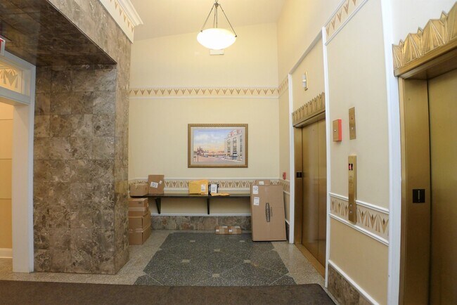 Building Photo - 807 Church St