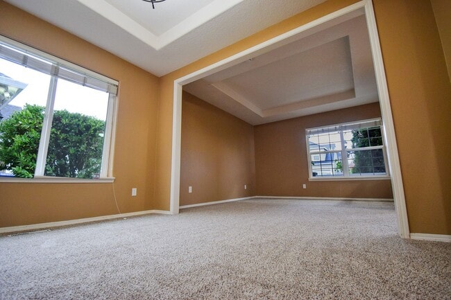 Building Photo - Move In Special!  $1000 Off!  Beautiful Spacious Home!