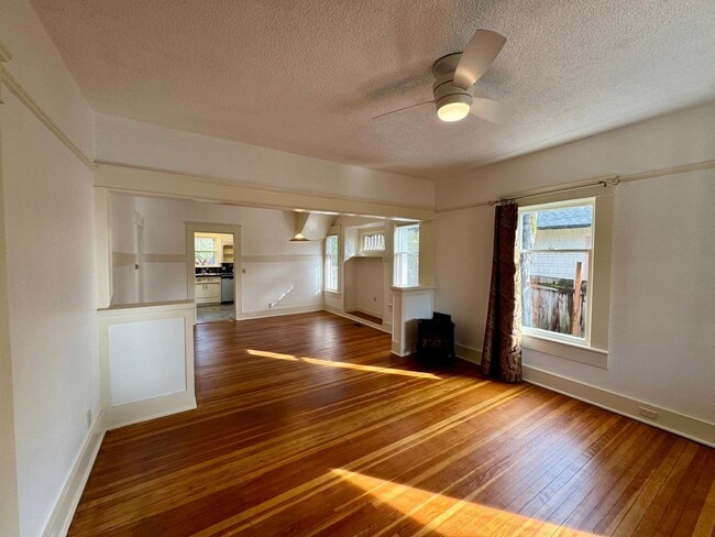 Building Photo - Beautiful 4 Bedroom, 2 Bath with Bonus Room in the Whiteaker Neighborhood!