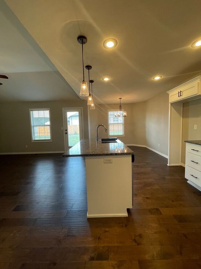 Building Photo - Executive Rental - Old Castle Estate Subdivision - Nixa