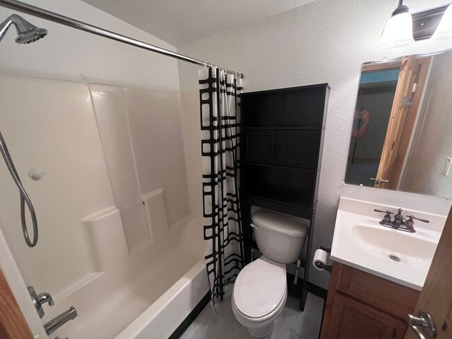 Building Photo - Century 21 Gold Rush - 2 bed, 1.5 bath (No...