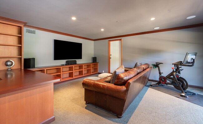 Building Photo - 622 Cowles Rd