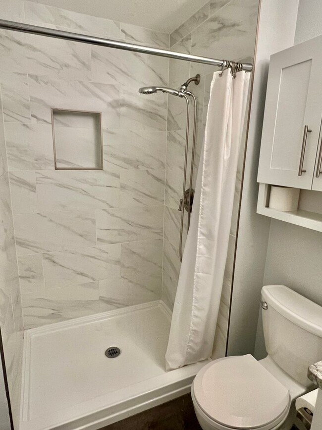 Building Photo - Woodinville ~ Woodland Hills Condo