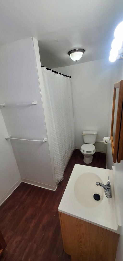 Building Photo - Charming 2-Bedroom Property in Prime Location