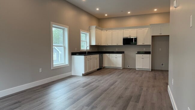 Building Photo - 251 Sladen St