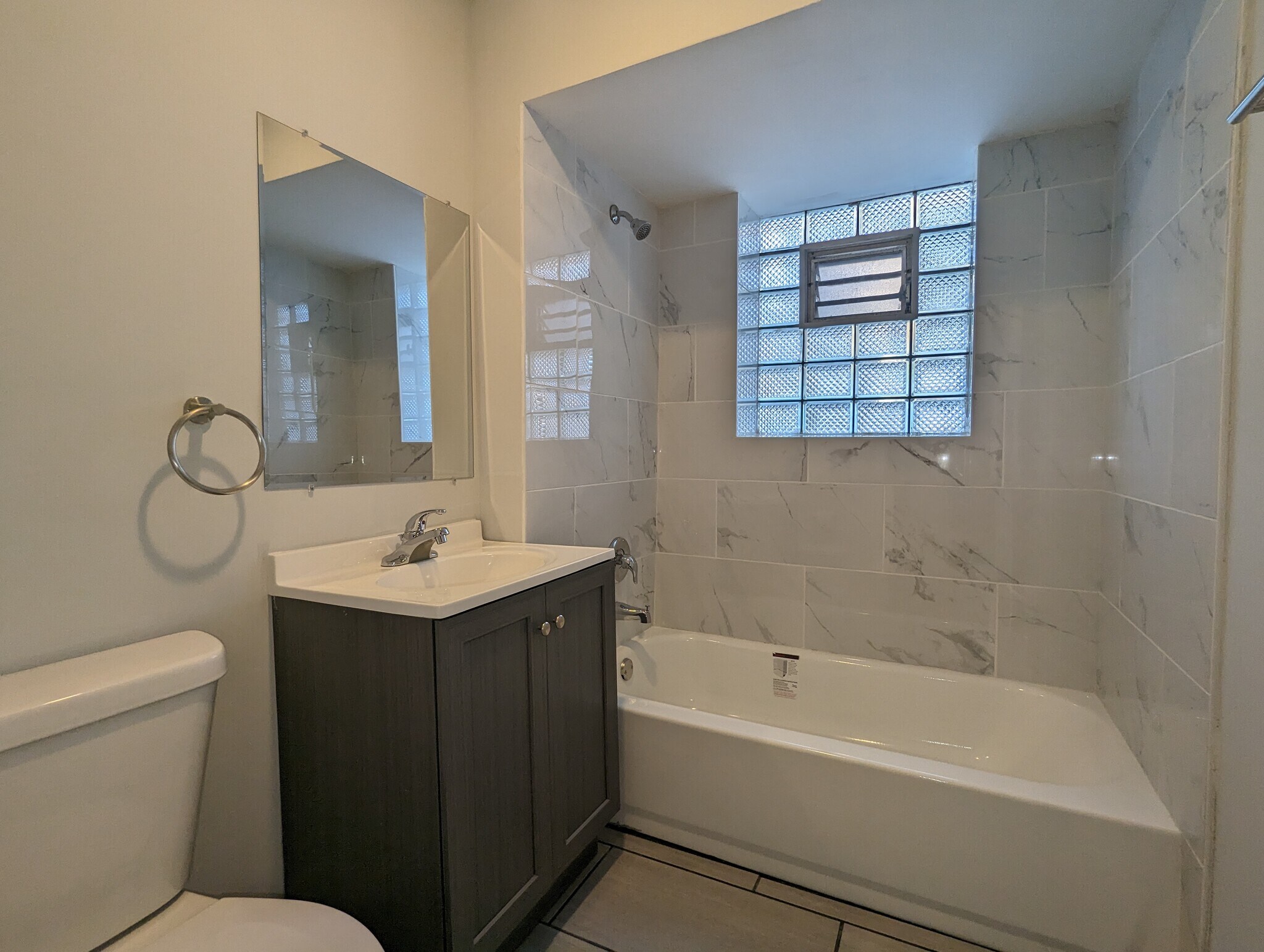 Building Photo - 1423 N Maplewood Ave