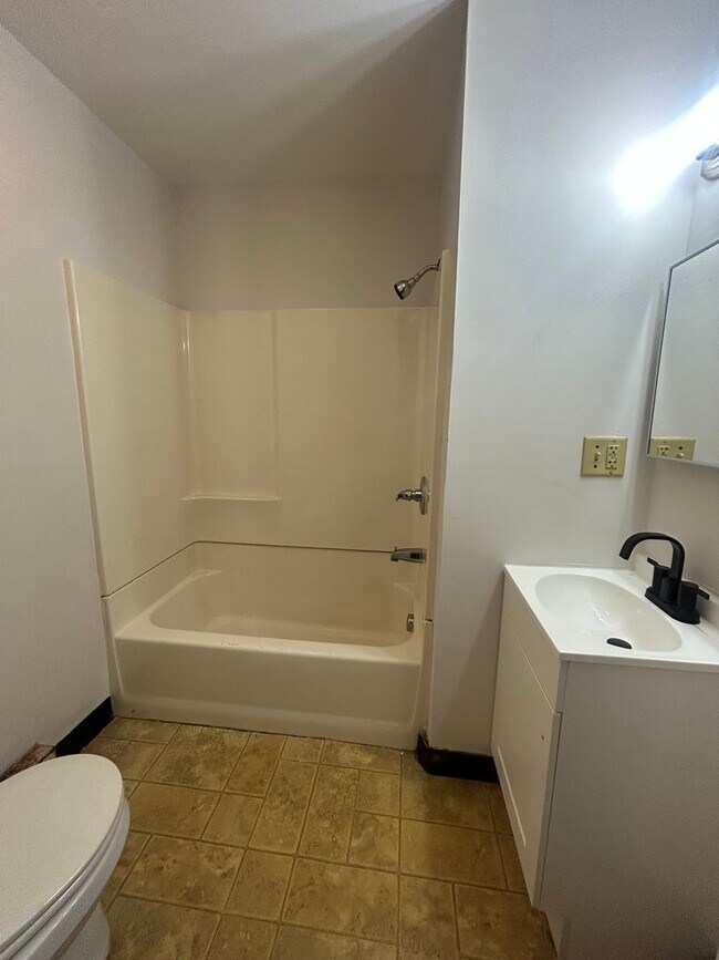 Building Photo - Spacious 4 bedroom in York