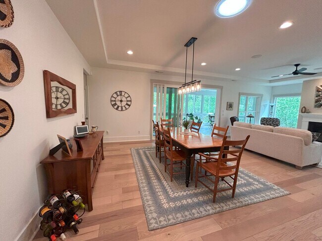 Building Photo - Beautifully appointed furnished 4 bedroom ...