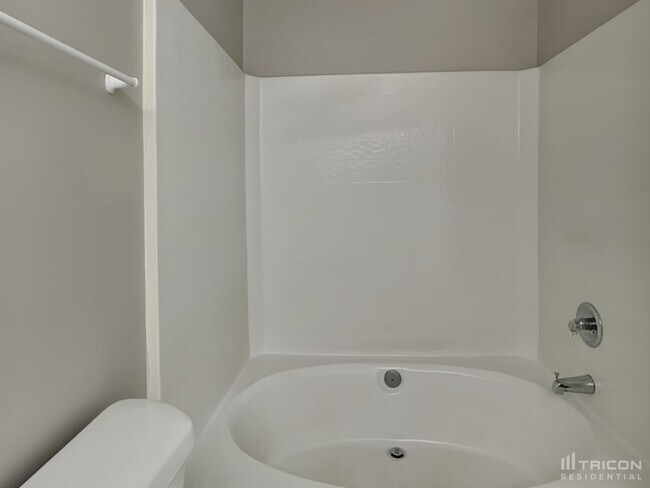 Building Photo - 7008 Breeders Cup Cir