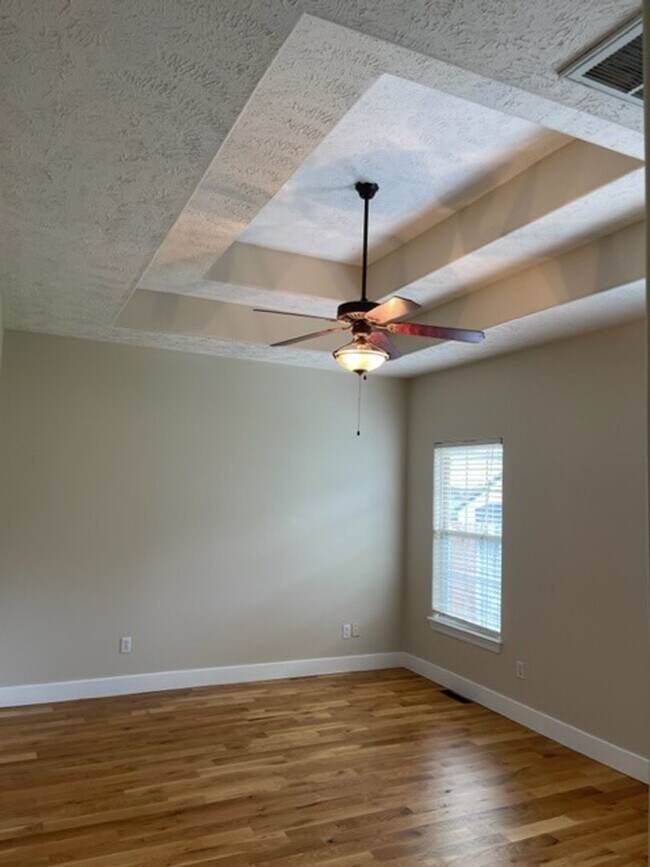 Building Photo - PRE-LEASING - 3 Bedroom in East Republic