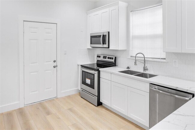 Building Photo - 702 40th St