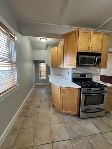 Building Photo - 46 Lawrence St