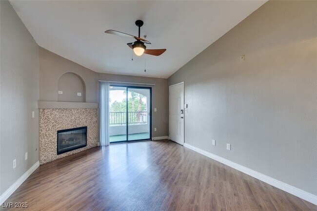 Building Photo - 950 Seven Hills Dr