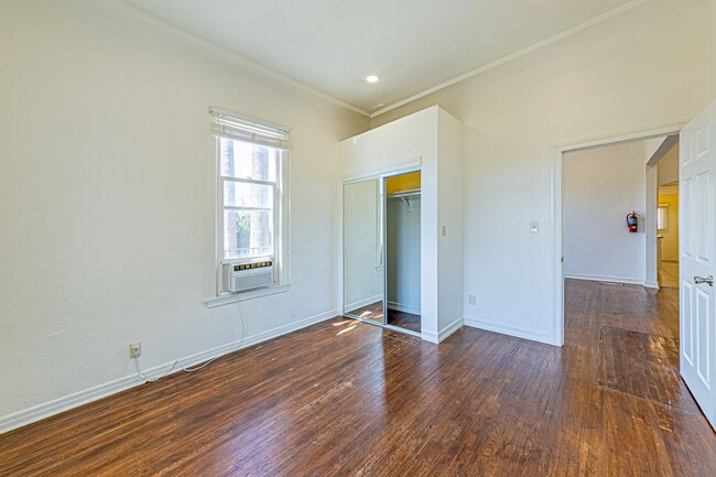 Building Photo - 2943 Walton Ave