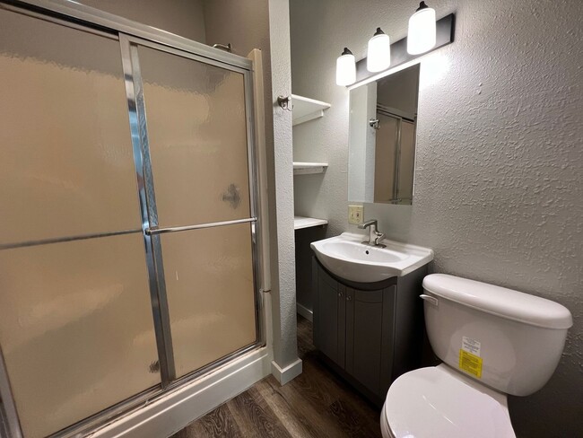 Building Photo - 4 Bedroom House Near Campus