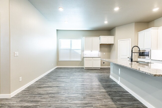 Building Photo - Beautiful 4 bed 3 bath home
