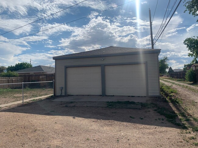 Building Photo - 3 BEDROOM, 1 BATHROOM, RANCH STYLE SINGLE ...