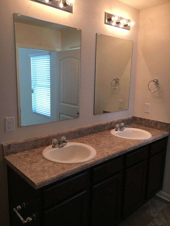 Building Photo - Doss Ferry Community in Kimberly Al  2 story house built 2017, 3 Bedroom, 2.5 bathroom house with...