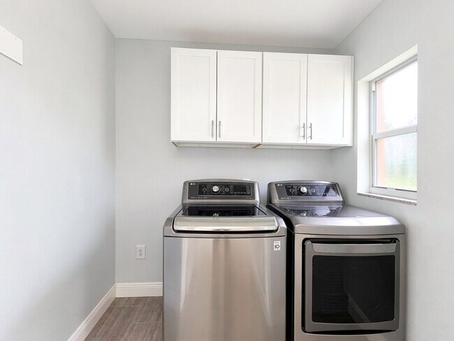 Building Photo - Remodeled First-Floor Condo Available Now in Naples