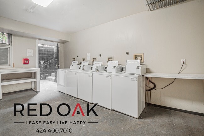 Building Photo - 835 S Oxford Ave