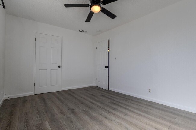Building Photo - 1009 Avon Ct