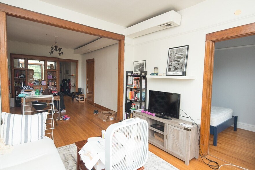 Building Photo - 1919 W Schiller St