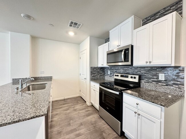 Building Photo - Cozy Newly Build 3 Bed & 2-1/2 Bath Townhome