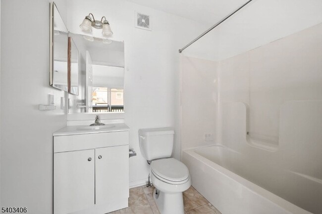 Building Photo - 110-PT112 Redwood Ave