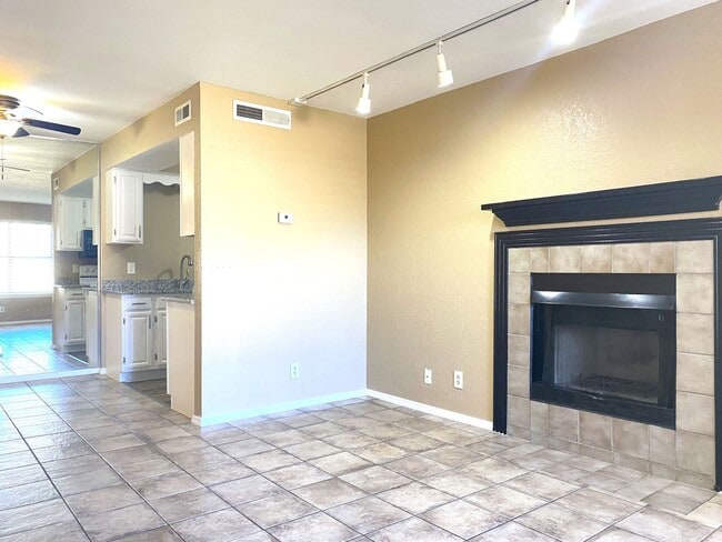 Building Photo - 11140 N Stratford Dr