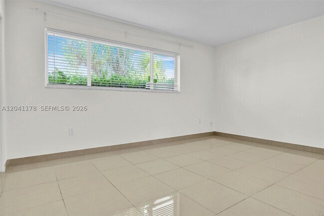 Building Photo - 16453 NE 33rd Ave
