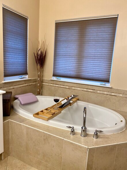 Master bathroom - 6355 Victor Gray Ct