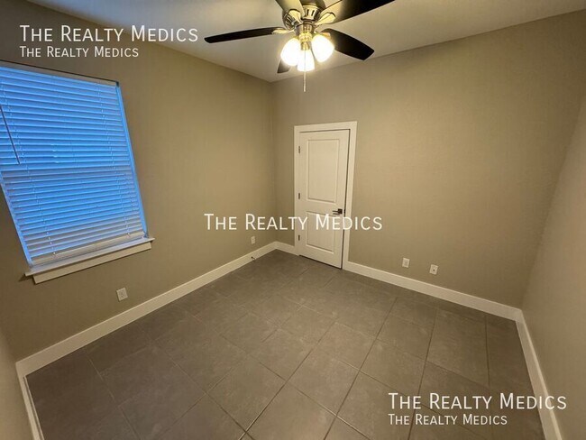 Building Photo - 119 Lily Ln