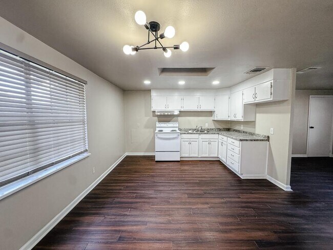 Building Photo - 305 Larkspur St