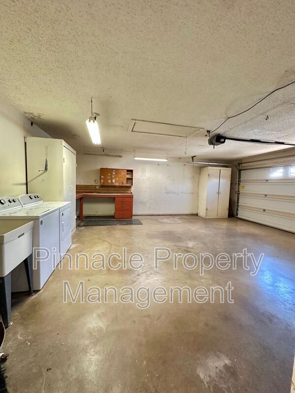 Building Photo - 5818 Davenport Dr