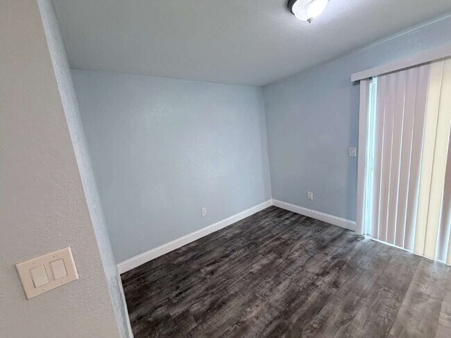 Building Photo - Charming home features 3 spacious bedrooms and 2 updated bathrooms