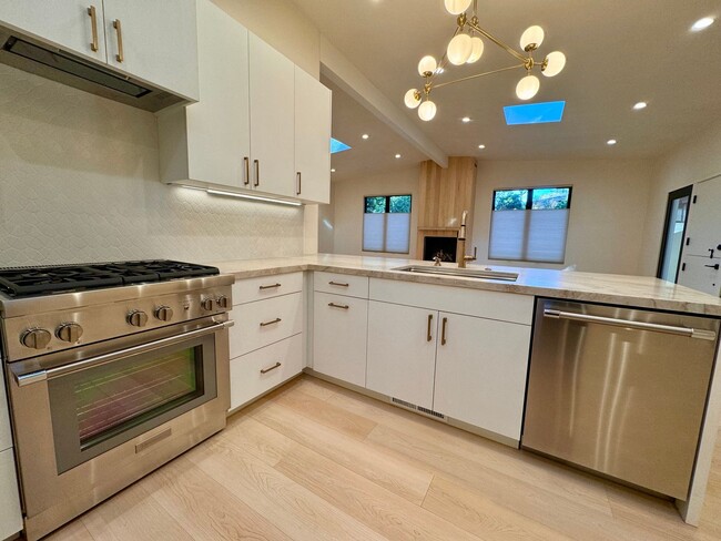 Building Photo - Exquisite Newly Remodeled 3-Bedroom Home i...