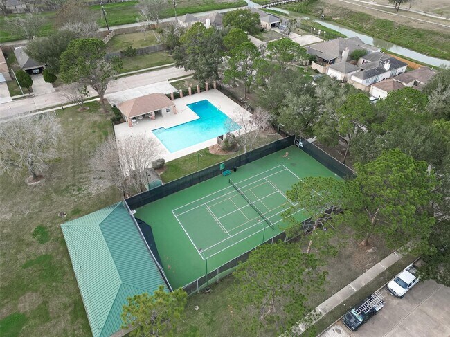 Building Photo - 14914 W Bend Dr