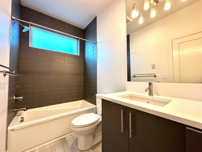 Building Photo - 2Bd/2.5Ba Kirkland Townhouse
