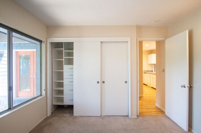 Building Photo - *Rent Special* Fantastic Lake Oswego 1Bdr w/Fireplace, Dishwasher, W/D & Patio!