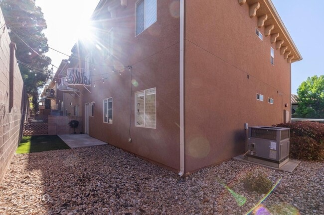 Building Photo - Washington 3 Bedroom Townhome