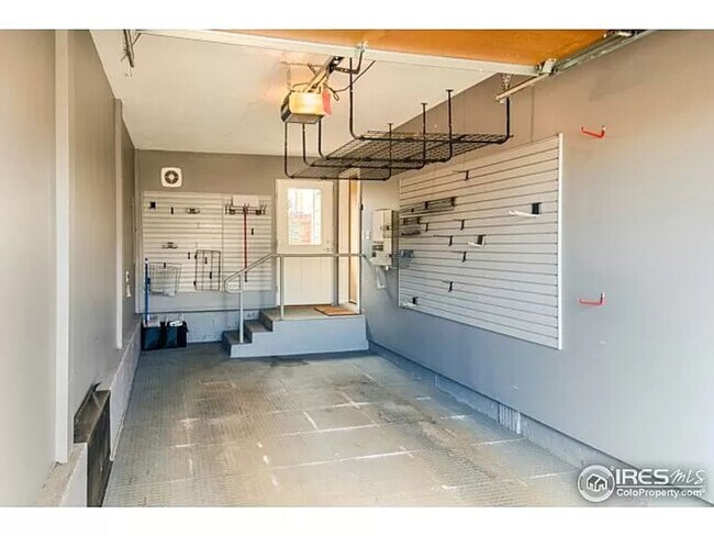 Building Photo - Stunning 3 bed, 3 bath in Holiday Neighborhood! Available July 5th!