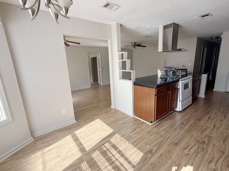 Building Photo - 1020 Longstreet Dr